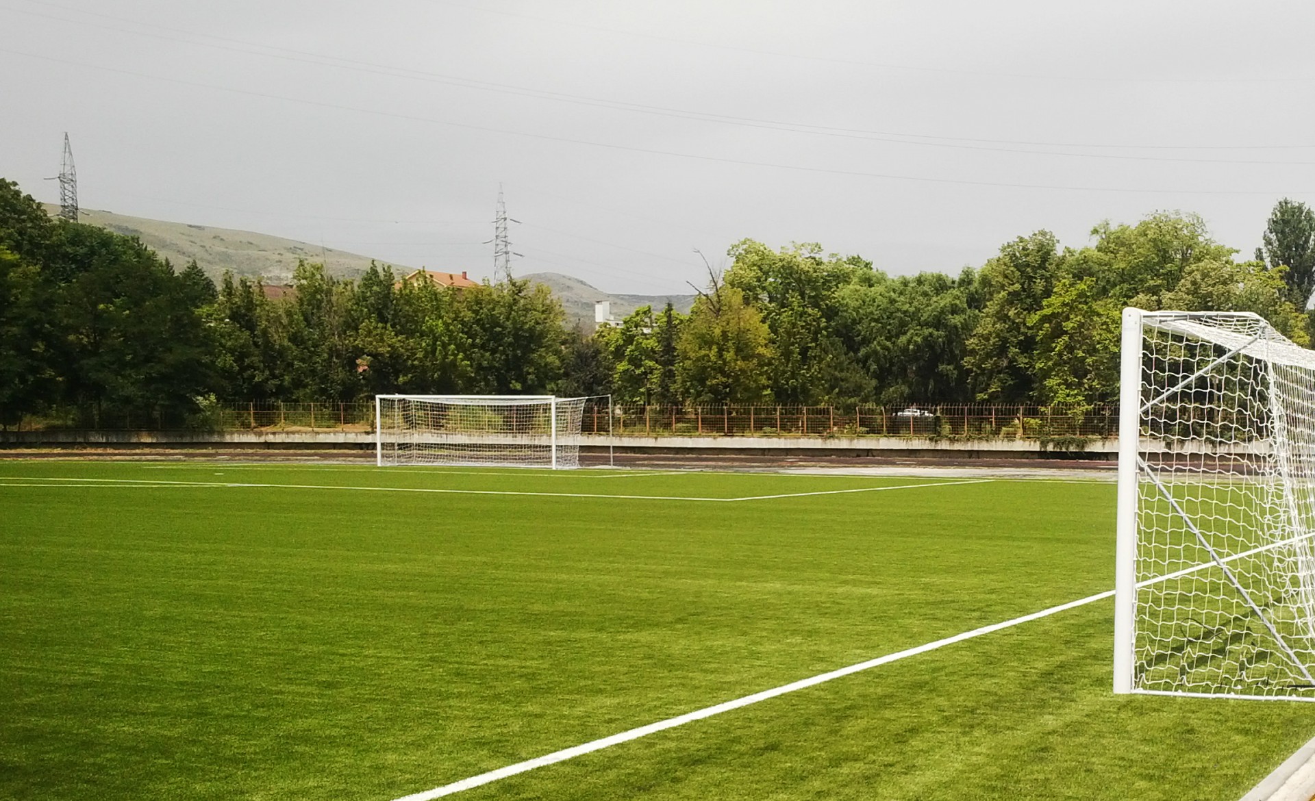 Во општина Велес, ФФМ официјално го пушти во употреба најмодерниот терен со вештачка трева