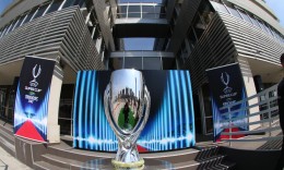 Photo:The youngest ones with the UEFA Super Cup Trophy - Today they take photos and they dream to win the trophy