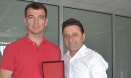Ministria e Mbrojtjes dhe Ushtria ndajnë mirënjohje për kreun e FFM-së, Muamed Sejdini