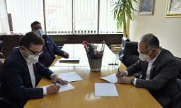 Drejtuesit e FFM-së dhe u.d. kryetari i Shtipit zyrtarisht firmosën marrëveshjen për stadiumin e ri në Shtip