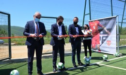 FFM në Strumicë inauguroi  fushën më të re me bar artificial