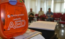 FFM donated defibrillators to teams from the First MFL